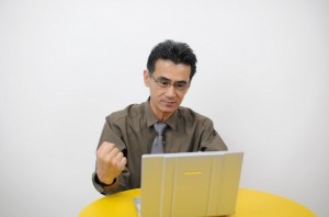 ガッツポーズの男性