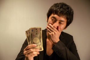 お金を手にした男性